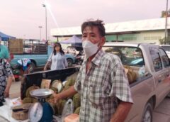 ชลบุรี I นทท.จีน หัวหมอ หวังกินทุเรียนฟรี บุกหาเรื่องพ่อค้าทุเรียนอ้างทุเรียนปลอม โวยวายเอาเงินคืนและกร่างกลางตลาดนัด