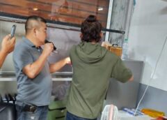 ชลบุรี I หนุ่มหัวร้อน ชักปืนตบโต๊ะแค่ถูกมองหน้า ไม่รอดโดน ตร.รวบเข้าคุก