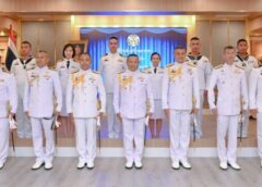 ผู้บัญชาการโรงเรียนนายเรือ ประดับเครื่องหมายยศให้แก่ผู้ที่ได้เลื่อนยศสูงขึ้น