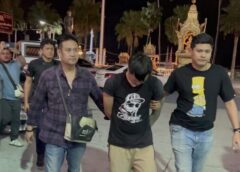 ชลบุรี I รวบแล้ว 1 แก๊งไอ้โม่งบุกบ้านมัดมือเท้าปล้นจีน หนีกบดานระยอง พวกร่วมแก๊ง 2 คน ยิงเปิดทางหนีทิ้งถูกจับ