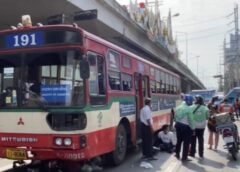 นนทบุรี I นาทีชีวิตรถเมล์ฝ่าไฟเหลืองทับรถ จยย. ติดใต้ท้องรถเจ็บ 2 ราย