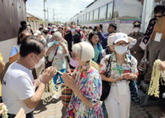 สุพรรณบุรี I วันหยุดสาธุชนนักท่องเที่ยวแห่ตักบาตรทางน้ำสวนกล้วยคึกคัก