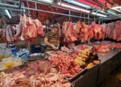 นนทบุรี I พ่อค้าแม่ค้าเขียงหมูยืนยันหมูยังมีราคาเท่าเดิม การลักลอบนำเข้าหมูไม่มีผลกระทบต่อราคาหมูในไทย