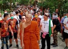 ชลบุรี I ชาวบ้านกว่าครึ่งหมื่น เฝ้ารอหลวงพ่อสง่า ติกขวีโร ทำพิธีอธิษฐานจิต ครอบครูปลุกตัว เสกตน เจิมแป้งผงอิทธิเจมงคล