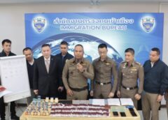 บก.สส.สตม. รวบหนุ่มจีนหัวใสพร้อมแฟนสาวปลอมรอยตราประทับวีซ่า และเอกสารราชการ หลอกเพื่อนร่วมชาติเพียบ
