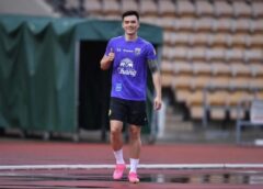 ทีมชาติไทยลุยฝนซ้อมหลังเดินทางถึงฮ่องกง!!! “เฉลิมศักดิ์ อักขี”รับไทยต้องเร่งทำงานหนัก กระตุ้นทีมโฟกัสเกมกับฮ่องกง