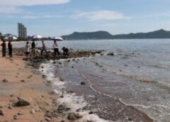 ชลบุรี I ชาวบ้านร้องน้ำทะเลชายหาดนาจอมเทียน เป็นสีน้ำตาลส่งกลิ่นเหม็น ไร้หน่วยงานเข้าตรวจสอบ