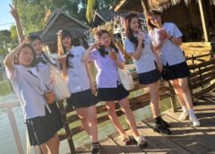 ชลบุรี I นทท.จีน แห่แต่งชุดนักเรียนเที่ยวชมตลาดน้ำ 4 ภาคพัทยา พร้อมถ่ายภาพเป็นที่ระลึก