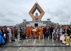 ประธานมูลนิธิดอยเวียงแก้วและภรรยา สักการะวัดฝ่าเหมินซื่อ เมืองซีอาน ประเทศจีน