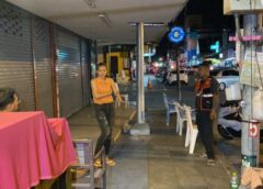 ชลบุรี I วงจรปิดจับภาพชายคุ้มคลั่งวิ่งถือมีดอีโต้ ไล่ทำร้ายประชาชน