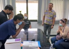 นนทบุรี I ตำรวจเชิญตัว 2 หนุ่ม มือปาขี้หมา-น้ำปลาร้าอ้างแม่ค้าพูดจาไม่ดี