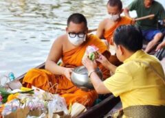 สุพรรณบุรี I ผวจ. นำพสกนิกรทำบุญตักบาตรทางน้ำและร่วมกิจกรรมปลูกต้นไม้เฉลิมพระเกียรติ