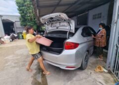นนทบุรี I ขายบ้าน 3 ล้านหาเงินมาเลี้ยงหมาแมว ชื่นชมแม่ลูกใจบุญตระเวนขับรถเก๋งให้อาหารน้องหมาจรจัด