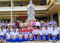 นครสวรรค์ I ประธานมูลนิธิชิโนไทยมอบรูปแกะสลักหิน “ขงจื๊อ” ให้โรงเรียนประชานุเคราะห์