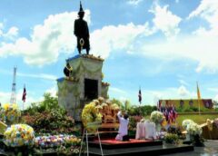 ลพบุรี I องคมนตรี เป็นผู้แทนพระองค์วางพวงมาลาถวายราชสักการะพระบรมราชานุสาวรีย์สมเด็จพระนารายณ์มหาราช