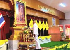ลพบุรี I ศูนย์การทหารปืนใหญ่ ค่ายภูมิพล จัดพิธีทำบุญตักบาตร สวดเจริญพระพุทธมนต์ และ ลงนามถวายพระพร