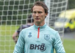 เบิร์นลีย์ เปิดตัวพันธมิตรคาดหน้าอกเสื้อซ้อมอีกปี