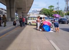 นนทบุรี I วงจรปิดนาทีชีวิต ตาวัย 72 ปี ถือไม้เท้าเดินข้ามถนนถูกกระบะชนเสียชีวิต
