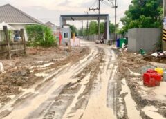 ชลบุรี I ชาวบ้านโวยเทศบาลฯ ฝนตกหนักน้ำท่วมถนนเข้าออกไม่ได้ วอนสื่อช่วยเป็นกระบอกเสียง