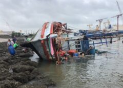 ชลบุรี I คลื่นลมแรง พัดกระหน่ำซัดเรือประมงสมอขาด ชนโขดหิน พังเสียหายมูลค่าหลายแสนบาท