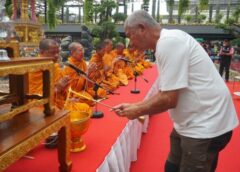 ชลบุรี I สวนนงนุชพัทยา สืบสานวัฒนธรรมไทย หล่อเทียนพรรษา 9 วัด 9 ต้น ถวายเป็นพุทธบูชา