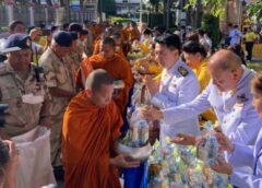 ชลบุรี I บางละมุง-พัทยา ร่วมตักบาตรพระ 72 รูป เนื่องในวันเฉลิมพระชนมพรรษา พระบาทสมเด็จพระเจ้าอยู่หัวฯ