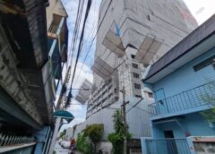 นนทบุรี I ชาวบ้านร้อง ก่อสร้างคอนโดหรูทำเสียงดัง เศษปูน เศษเหล็ก หล่นใส่หลังคา