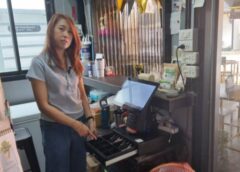 นนทบุรี I เจ้าของร้านสเต็กถูกคนร้ายย่องขโมยเงินแต่ไม่หยิบโทรศัพท์มือถือ 4 เครื่องวางเรียงเคาน์เตอร์