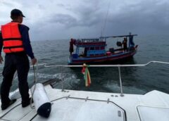 ตราด I ศรชล. ภาค 1 ระดมเรือค้นหาลูกเรือประมงพลัดตกทะเล พบเสียชีวิตแล้ว