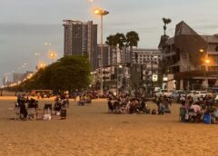 ชลบุรี I นักดื่มล้นหาด ฉี่ลงชายหาดจอมเทียน โดยไม่สนสายตาใคร อีกยังทิ้งเศษขยะเกลื่อนหาด1