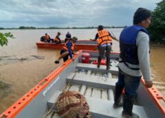 หนองคาย I อบต.โพนสา นำเรือท้องแบน ช่วยชาวบ้านขนย้ายสิ่งของหนีน้ำโขงท่วมบน เกาะดอนต่ำ – ดอนแตง กลางน้ำโขง 