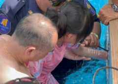 ชลบุรี I กู้ภัยฯ เร่งช่วยหนูน้อยชาวจีนวัย 6 ขวบ มือติดท่อในสระว่ายน้ำนานเกือบ  3 ชม.