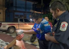ชลบุรี I ก๊งเหล้าขาวเมาได้ที่ คุยไม่เข้าหูตีกันเลือดโชกวิ่งหนีเข้าโรงพัก 
