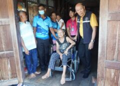 ชลบุรี I ประธานสภาเมืองพัทยา ลงพื้นที่นาเกลือมอบวีลแชร์ผู้สูงอายุ