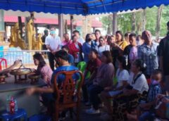 ชลบุรี I ปชช. นับพัน แห่เจิมหน้าผากนะหน้าทอง หลังผ่านพิธีปลุกเสกจากเกจิอาจารย์ 999 รูป ณ วัดเขาไม้แดง