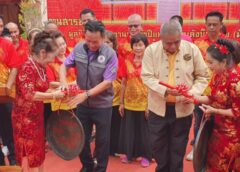 นครสวรรค์ I นายก อบจ. ร่วมพิธีเปิด และแจกสิ่งของให้ผู้พิการ ผู้ยากไร้ งานประเพณีทิ้งกระจาด มูลนิธิเจ้าพ่อมังกรทอง ตลาดสะพานดำ