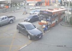 นนทบุรี I นาทีชีวิตสองพ่อลูกขับ จยย. ถูกรถเมล์ขับตามหลังมาชน