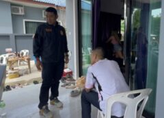 ชลบุรี I ตำรวจพัทยา บุกค้นพลูวิลล่า เจอปืน 5 กระบอกได้อย่างรวดเร็ว หลังรับแจ้งมียิงปืน