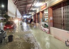 มุกดาหาร I เกิดฝนตกหนักติดต่อกันหลายชั่วโมง น้ำเอ่อล้นท่วมถนนและชุมชน