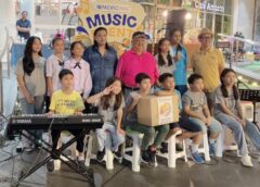 ชลบุรี I กลุ่มนักดนตรีจิตอาสา เล่นดนตรีเปิดหมวกริมถนน หาเงินจากผู้ใจบุญมอบสมทบทุน เป็นค่ารักษาตัวอดีตศิลปิน