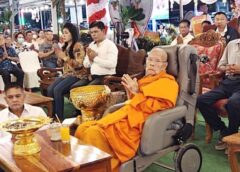 สุพรรณบุรี I เสี่ยเต็นท์รถทำบุญทอดผ้าป่าครบรอบวันตายพ่อแม่ญาติกว่า 30 คน มอบเงินให้มูลนิธิช่วยสังคม