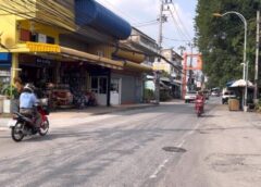 นนทบุรี I หนุ่มไรเดอร์ซวย หิวข้าวตอนเที่ยงคืน ขี่ จยย. ถูกกระบะซิ่งชนกลาง 3 แยกแล้วขับหนี