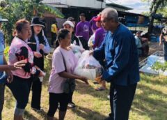 นครสวรรค์ I นายก อบจ. นำทีมลงพื้นที่ ต.ทับกฤช มอบ “ถุงยังชีพ” ให้ชาวบ้านผู้ประสบภัย แทน “คำขอโทษ”