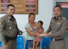 นนทบุรี I ตำรวจไทรน้อยช่วยเหลือสาวอุ้มลูกวัย3ขวบ โดนแฟนซ้อมไล่ออกจากบ้านเดินกว่า 10 กิโลจนมาถึงโรงพัก