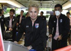 ทัพช้างศึก“ เดินทางถึงสิงคโปร์ แฟนบอลตอนรับอบอุ่น