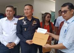 นนทบุรี I คืบหน้า สคบ. ลงพื้นที่ตรวจสอบดินทรุดกำแพงพังถล่มหมู่บ้านดังเสียหาย 6 หลัง