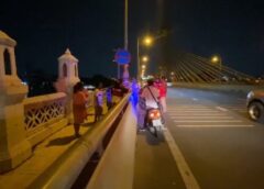 นนทบุรี I นักเรียนสาว (ทอม) ชวนแฟนสาว ม.3 ดิ่งสะพานเจษฎาบดินทร์ โชคดีชาวบ้านเอาเรือออกช่วยทัน