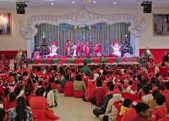 ลพบุรี I สีสันข่าว รวมพล ซานต้า แซนตี้ อนุบาลตัวน้อย กว่า 700 คน ฉลองคริสต์มาส ท่ามกลางความสนุกสนาน