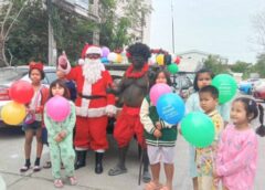 นนทบุรี I ลุงซานตาคลอสทอดปาท่องโก๋สะบัดน้ำมันตะเวนแจกลูกโป่งลูกอมให้เด็กนักเรียน และชาวบ้านโดยมีเงาะป่ามาช่วยแจก