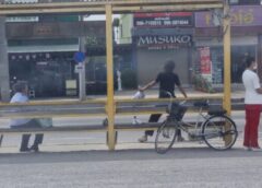 นนทบุรี I คนยืนรอป้ายรถเมล์ผวา..ชายสติไม่ดีเกรงจะเกิดอันตราย